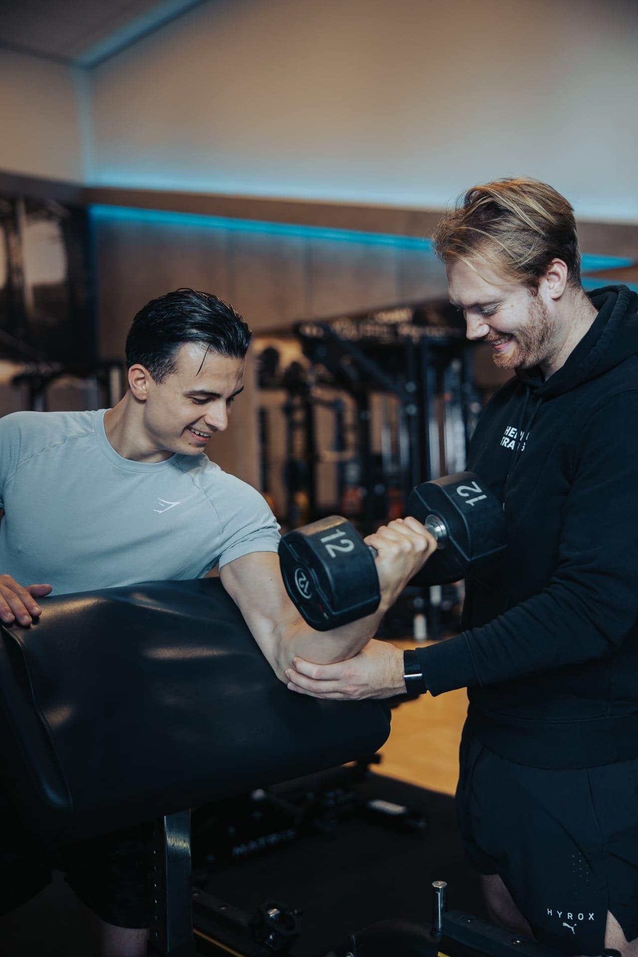 Coach en klant tijdens een persoonlijke trainingssessie